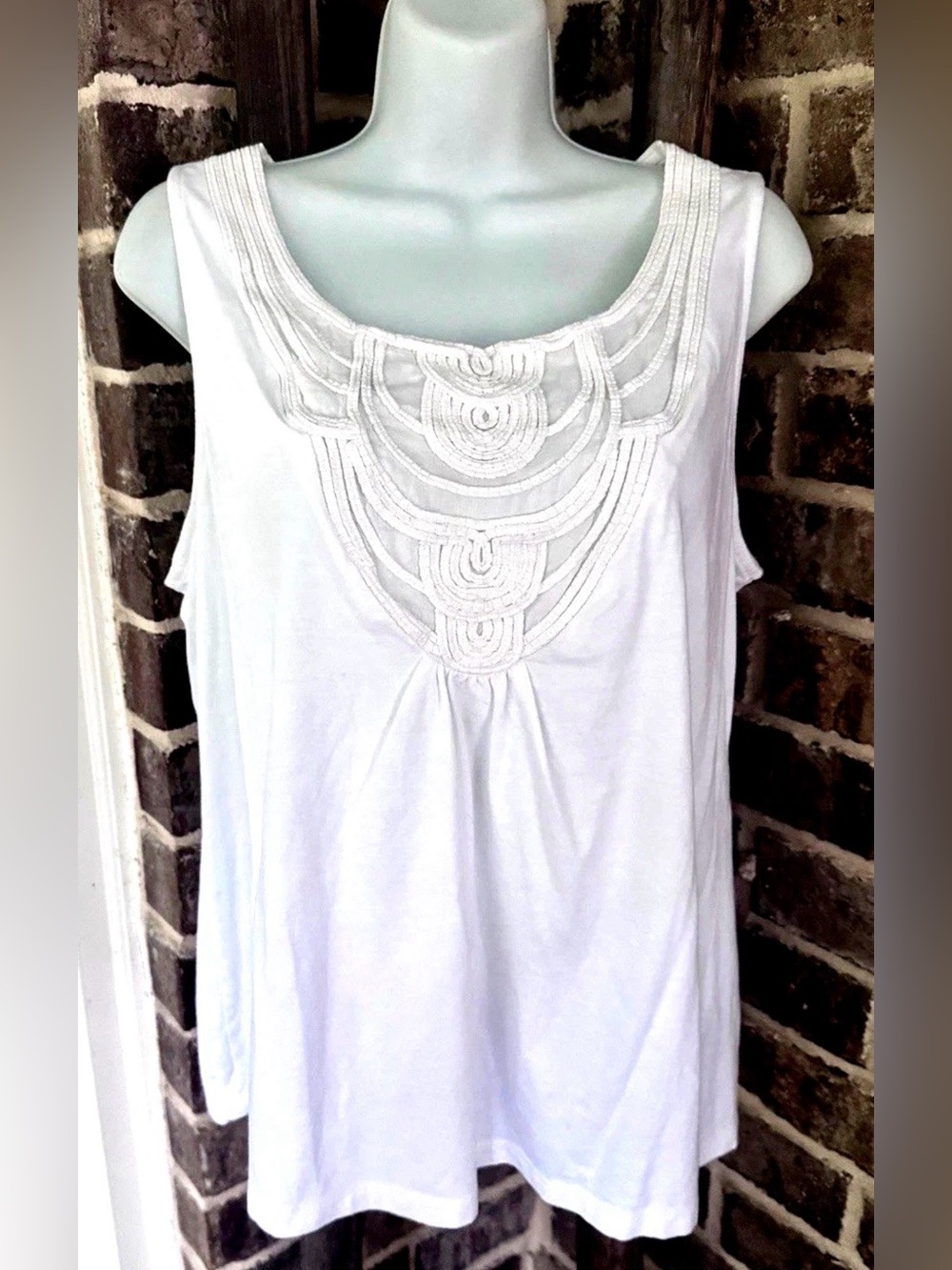 🥥CHICO’S🥥 RAISED STITCH SWIRL SCOOP NECKLINE SMOCKED TANK TOP